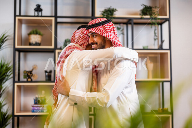 صوره لرجلان عربيان سعوديان خليجيان يتصافحان بحرارة , اتفاقية عمل , صفقة عمل , خطة عمل جديده , نجاح صفقة عمل جديده , شركاء عمل , رجال أعمال , بيئة عمل سعودي .