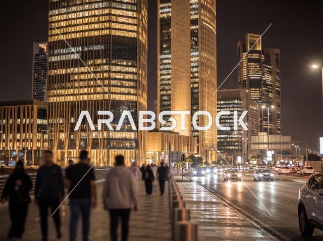ناطحات سحاب مركز الملك عبدالله المالي بالرياض ليلاً
