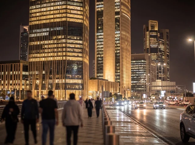 ناطحات سحاب مركز الملك عبدالله المالي بالرياض ليلاً