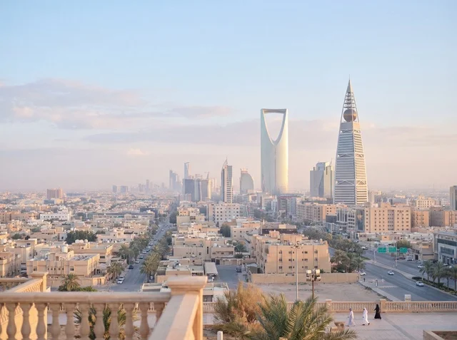 أفق مدينة الرياض مع برج المملكة وبرج الفيصلية نهاراً