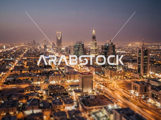 أفق مدينة الرياض ليلاً مع المعالم المعمارية البارزة