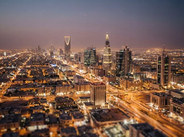 أفق مدينة الرياض ليلاً مع المعالم المعمارية البارزة