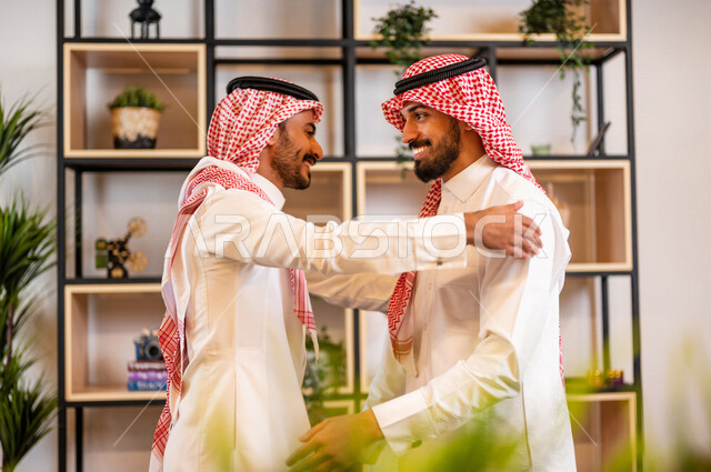 صوره لرجلان عربيان سعوديان خليجيان يتصافحان بحرارة , اتفاقية عمل , صفقة عمل , خطة عمل جديده , نجاح صفقة عمل جديده , شركاء عمل , رجال أعمال , بيئة عمل سعودي .