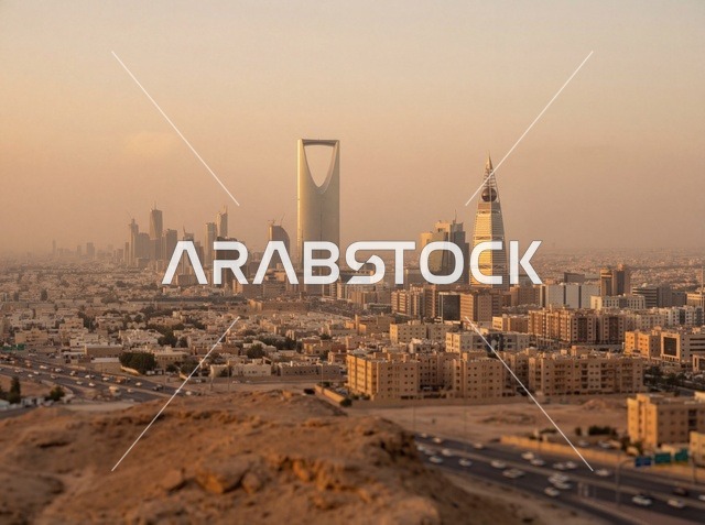 أفق مدينة الرياض مع برج المملكة وقت الغروب