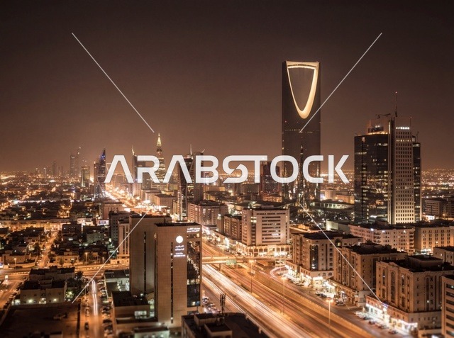 أفق مدينة الرياض مع برج المملكة وطريق الملك فهد ليلاً