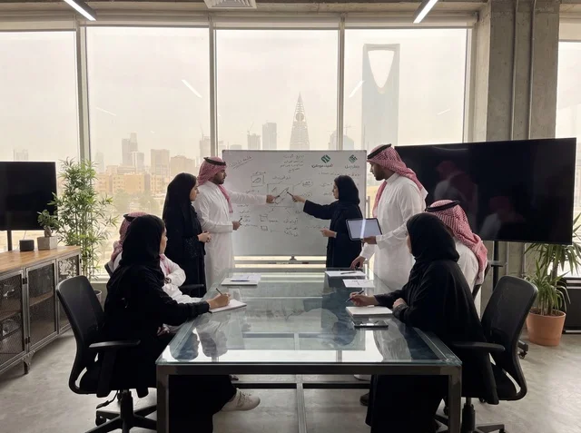 اجتماع فريق عمل سعودي في مكتب حديث بالرياض