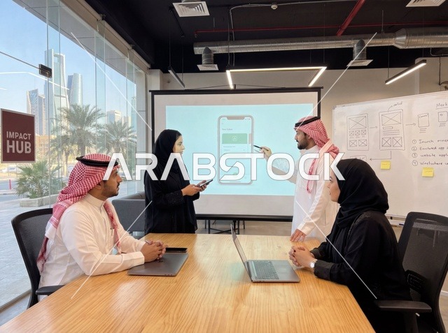 اجتماع فريق عمل سعودي في بيئة مكتبية حديثة