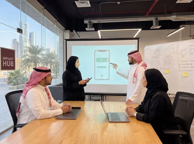 اجتماع فريق عمل سعودي في بيئة مكتبية حديثة