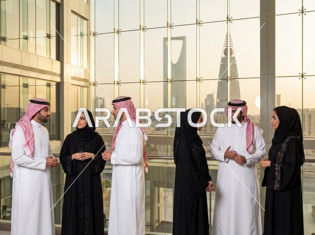 فريق عمل سعودي في مكتب حديث بمدينة الرياض