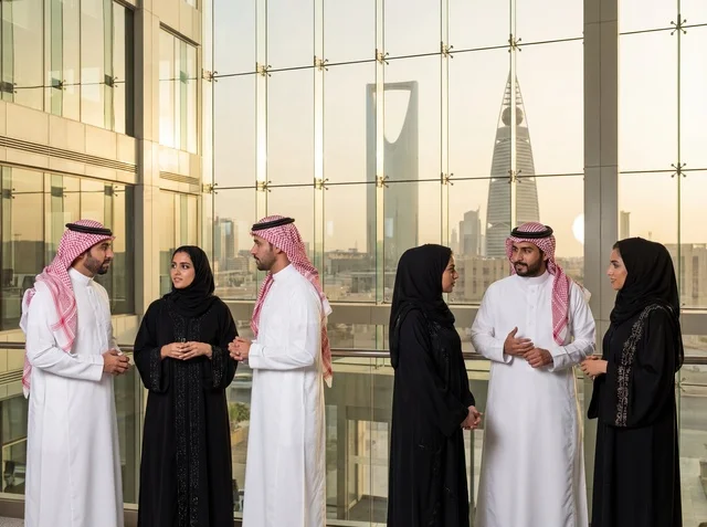 فريق عمل سعودي في مكتب حديث بمدينة الرياض