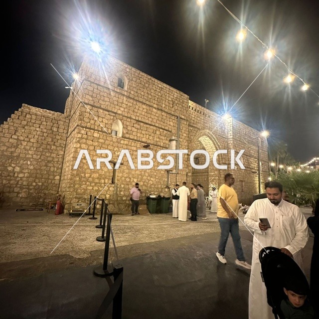 بوابة باب جديد في منطقة جدة التاريخية بالليل