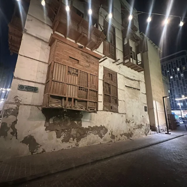 مبنى تاريخي في منطقة البلد بجدة ليلاً