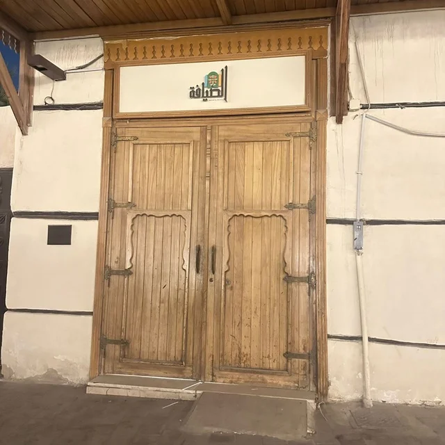 باب خشبي تقليدي في منطقة جدة التاريخية