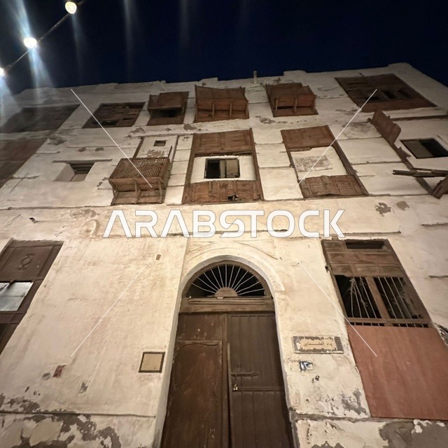 مبنى تاريخي برواشن خشبية في منطقة البلد بجدة