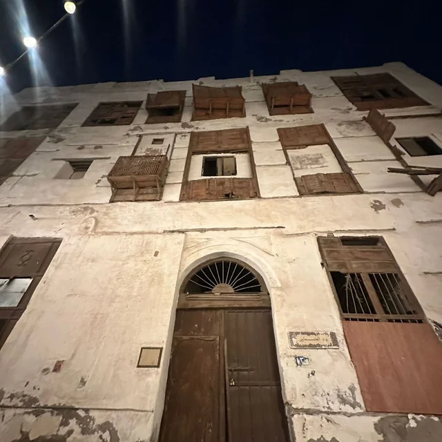 مبنى تاريخي برواشن خشبية في منطقة البلد بجدة