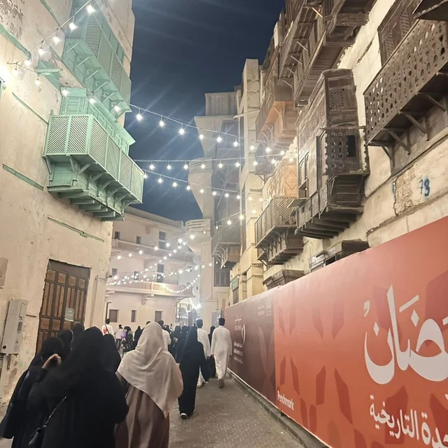 مشاة في منطقة جدة التاريخية البلد ليلاً