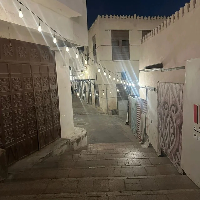 زقاق منطقة جدة التاريخية البلد مع إضاءة ليلية