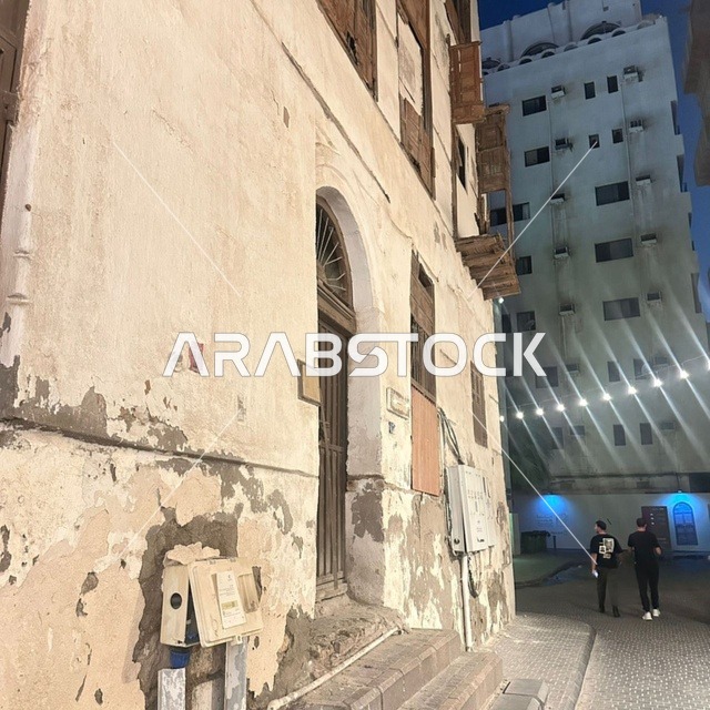مباني جدة التاريخية القديمة في منطقة البلد ليلاً