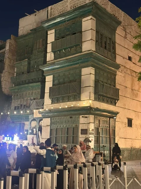 العمارة الحجازية التقليدية في منطقة البلد بجدة ليلاً