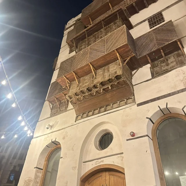 العمارة التقليدية في منطقة البلد بجدة ليلاً