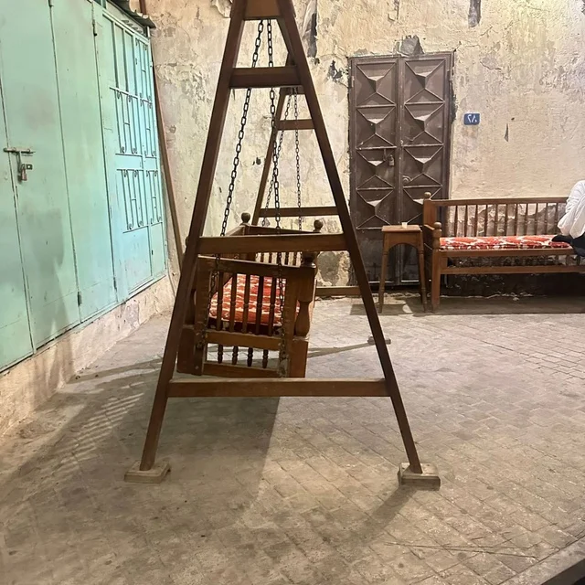 أرجوحة خشبية تقليدية في أزقة جدة التاريخية