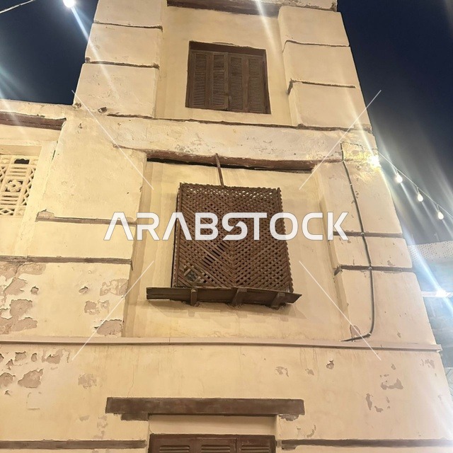 نوافذ الرواشين والمشربيات في حي البلد التاريخي بجدة