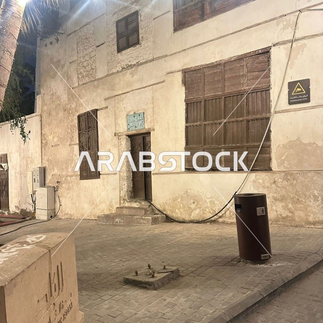 مبنى قديم في جدة التاريخية البلد ليلاً