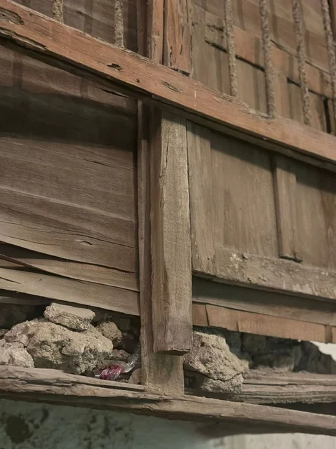 تفاصيل نافذة خشبية تراثية في منطقة جدة التاريخية