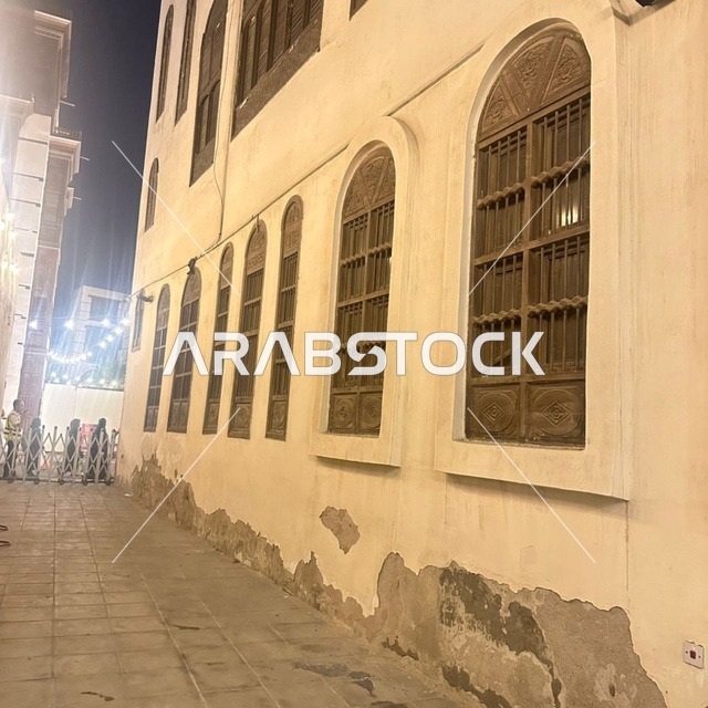 مبنى تاريخي بنوافذ مقوسة في منطقة البلد بجدة