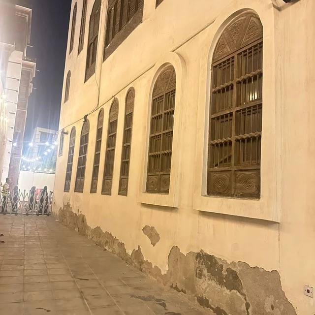 مبنى تاريخي بنوافذ مقوسة في منطقة البلد بجدة