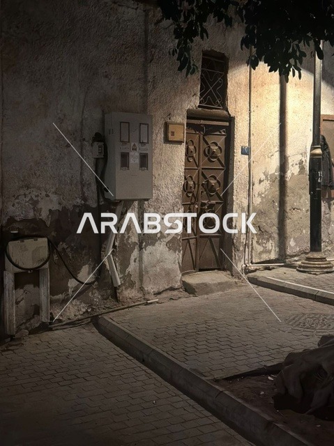 باب مبنى قديم في جدة البلد ليلاً