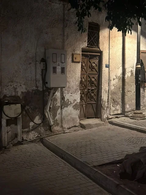 باب مبنى قديم في جدة البلد ليلاً