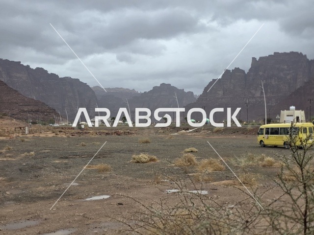 جبال تبوك السعودية طبيعة صحراوية تحت سماء غائمة