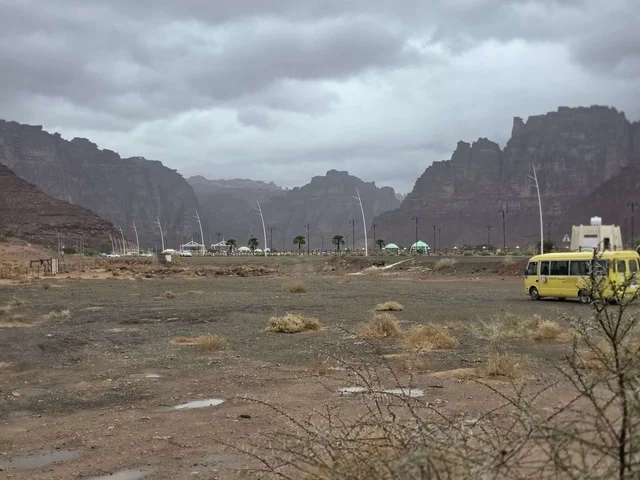 جبال تبوك السعودية طبيعة صحراوية تحت سماء غائمة