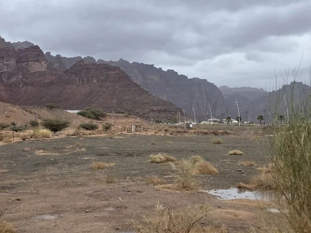 جبال تبوك والمناظر الطبيعية الصحراوية في السعودية