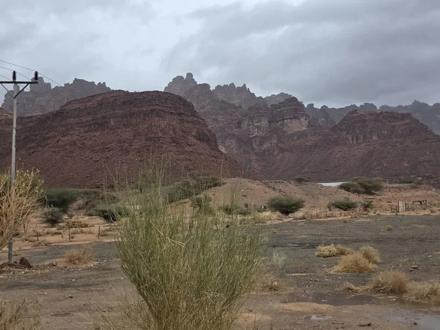 جبال تبوك الحمراء تحت سماء غائمة في السعودية
