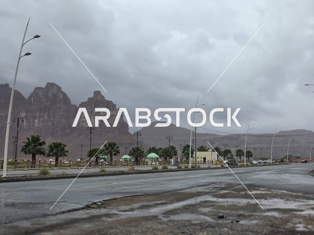 مشهد جبال تبوك السعودية تحت السماء الغائمة