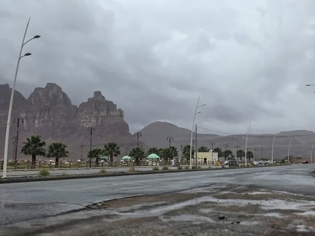 مشهد جبال تبوك السعودية تحت السماء الغائمة