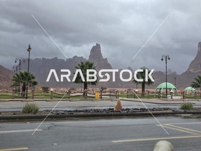 جبال تبوك في السعودية مع إطلالة حديقة عامة