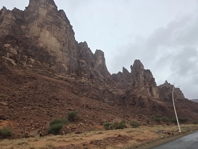 جبال تبوك السعودية التكوينات الصخرية الحمراء