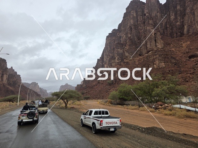 سيارات دفع رباعي تسير في جبال تبوك السعودية الوعرة