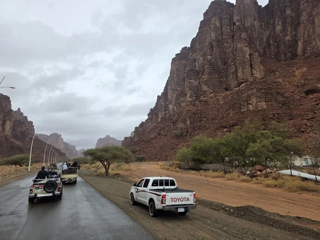 سيارات دفع رباعي تسير في جبال تبوك السعودية الوعرة