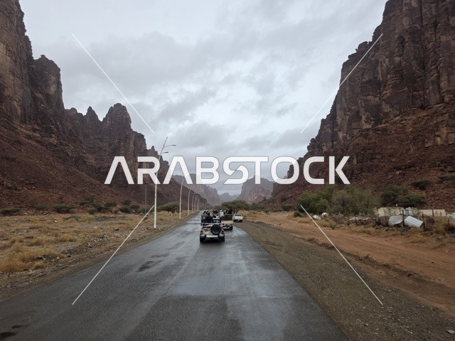 سيارات تسير عبر جبال تبوك في السعودية