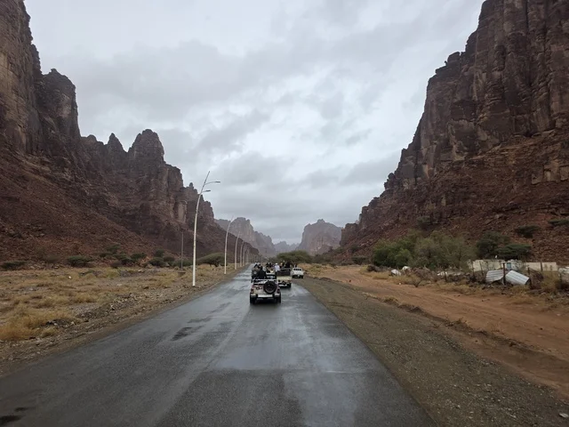 سيارات تسير عبر جبال تبوك في السعودية