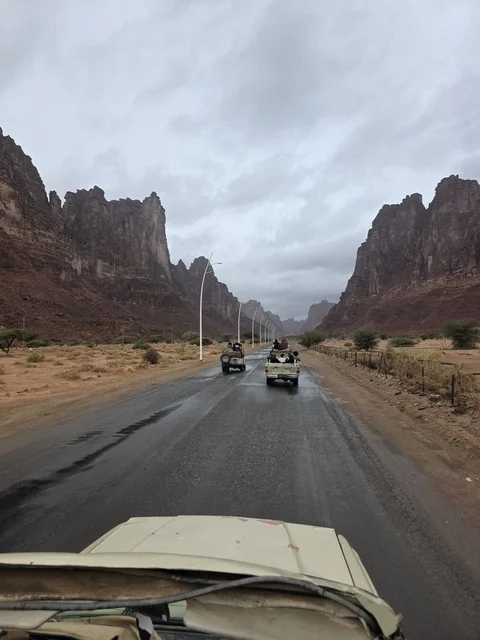 سيارات على طريق مبلل عبر جبال تبوك السعودية