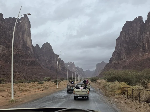 رحلة سيارات في جبال تبوك بالمملكة العربية السعودية