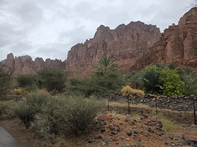 جبال تبوك السعودية تضاريس صخرية حمراء وطبيعة