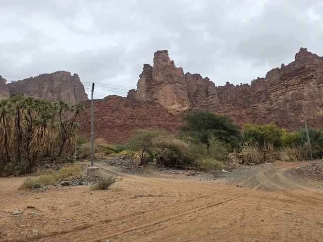 جبال تبوك الصخرية الحمراء في وادي صحراوي