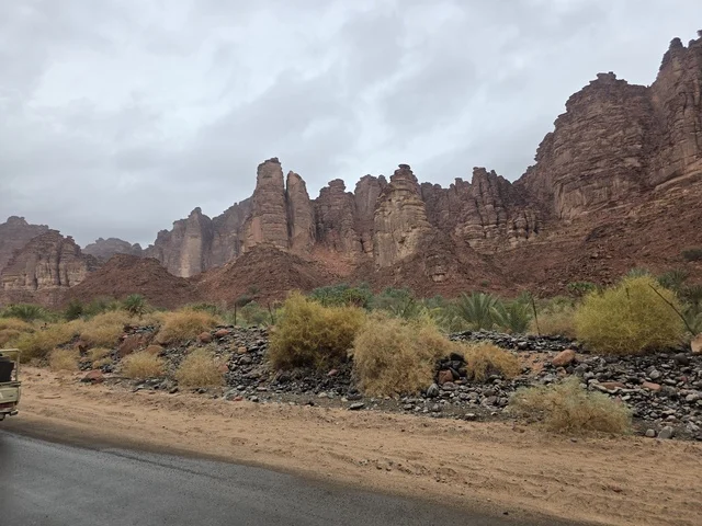 جبال تبوك الرملية الحمراء في السعودية