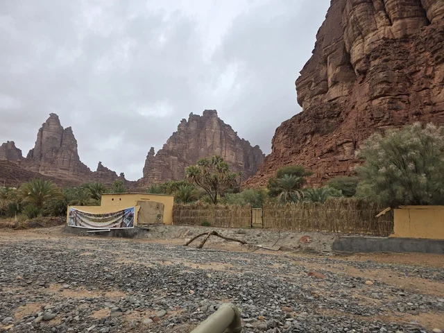 جبال تبوك الرملية الحمراء في السعودية